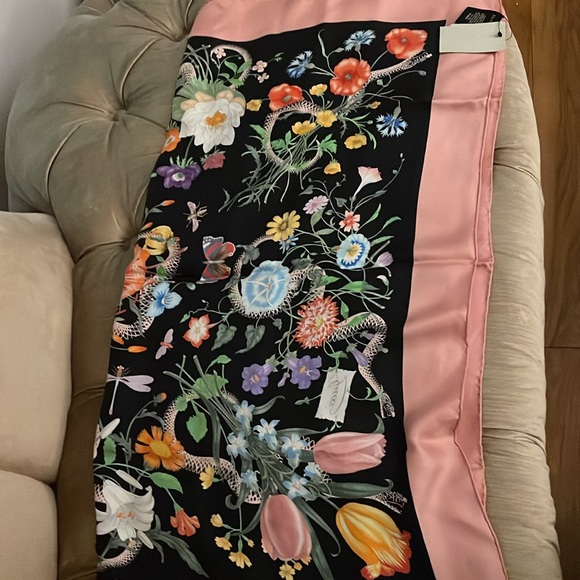 Nwot Gucci flora snake print scarf - Picture 4 of 8